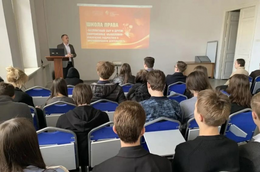 В школах Самарской области продолжаются занятия проекта &laquo;Школа права&raquo; по теме правовых рисков для подростков